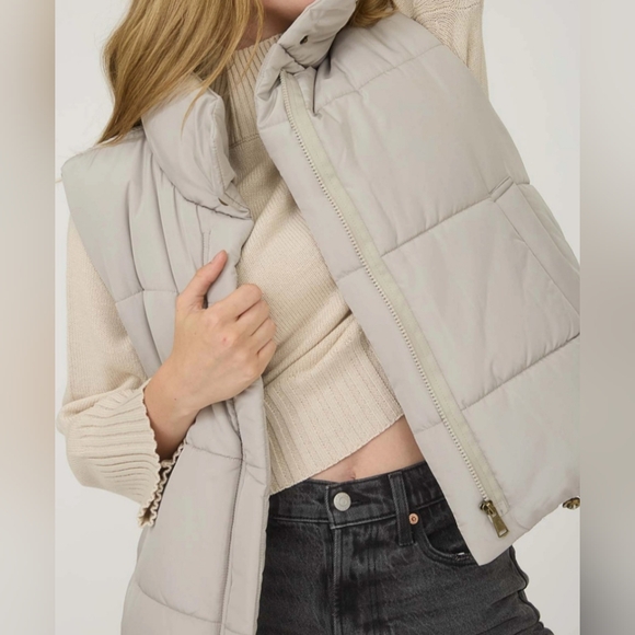 #790 🛑048 S,M,L Fabulous Solid Zip Up Puffer Vest - Picture 2 of 9